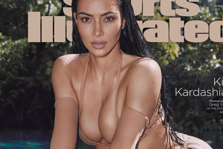 Kim Kardashan sinuosa e strizzata nel bikini posa per Sport Illustrated