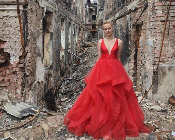 Con labito rosso sulle rovine della sua scuola a Kharkiv la foto forse non è vera ma è virale