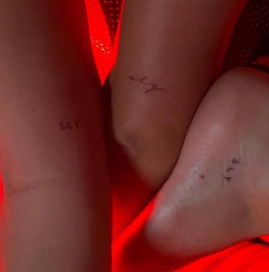 Emily Ratajkowski mostra il suo nuovo mini tatuaggio e il suo significato