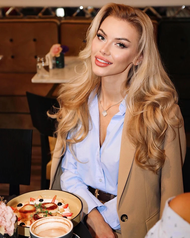 Viktoria da volontaria al fronte a Miss Universo per rappresentare lUcraina