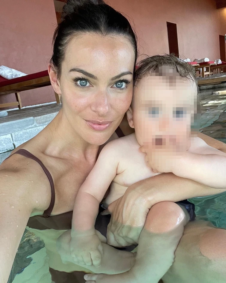 Paola Turani si lamenta sui social delle fatiche di essere mamma ma i fan la coprono di critiche