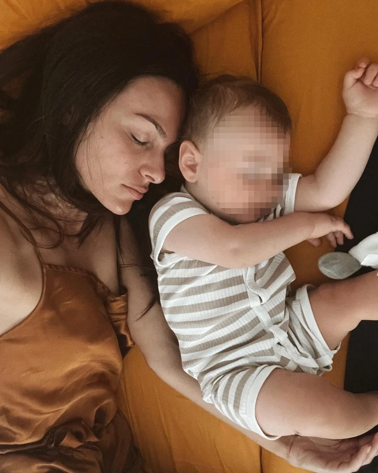 Paola Turani si lamenta sui social delle fatiche di essere mamma ma i fan la coprono di critiche