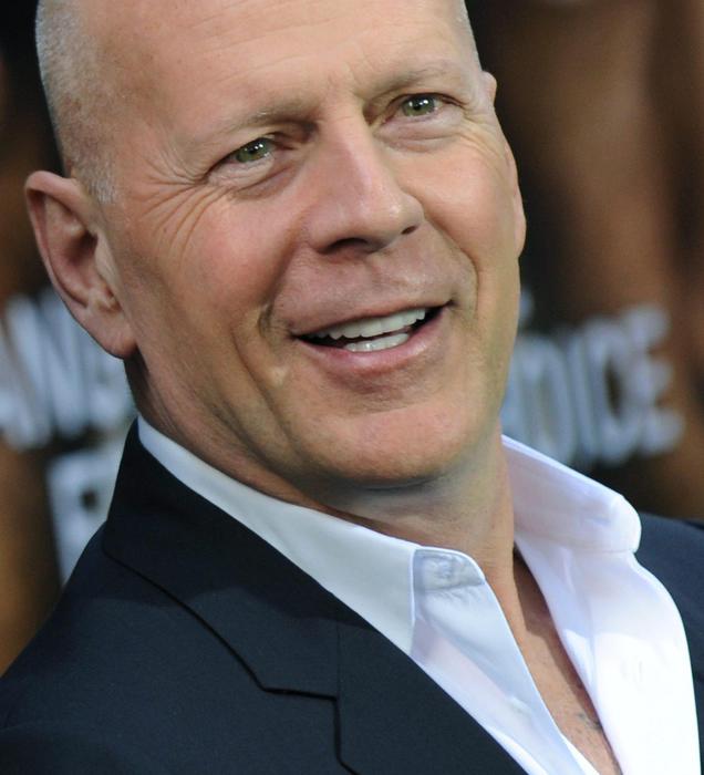 Bruce Willis la malattia mentale e la famiglia allargata a proteggerlo