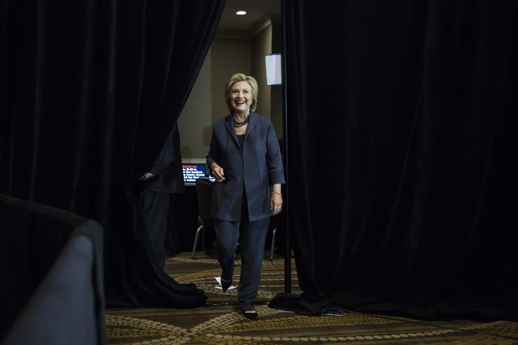 La storia che si nasconde dietro liconico look con tailler pantalone di Hillary Clinton