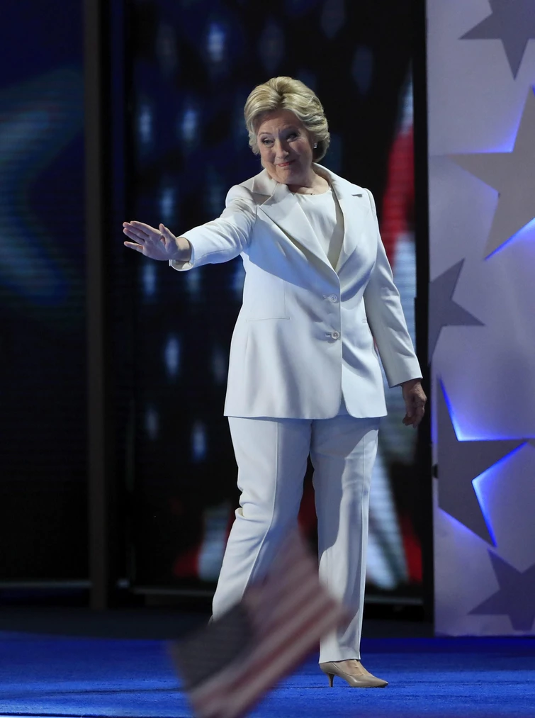 La storia che si nasconde dietro liconico look con tailler pantalone di Hillary Clinton