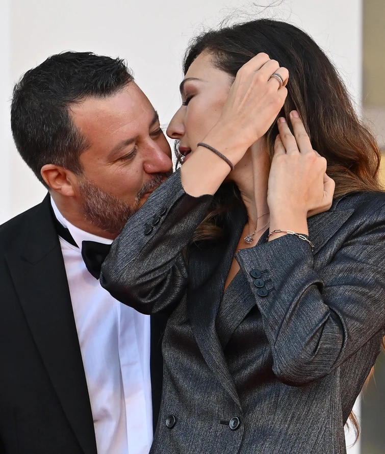 Venezia il red carpet più romantico I baci appassionati tra Salvini e Verdini e linaspettata proposta di nozze