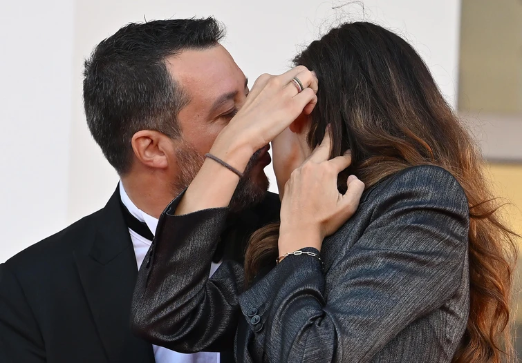 Venezia il red carpet più romantico I baci appassionati tra Salvini e Verdini e linaspettata proposta di nozze