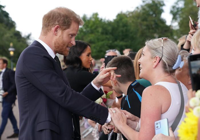 Meghan e Harry criticati per il gesto proibito durante il funerale della Regina