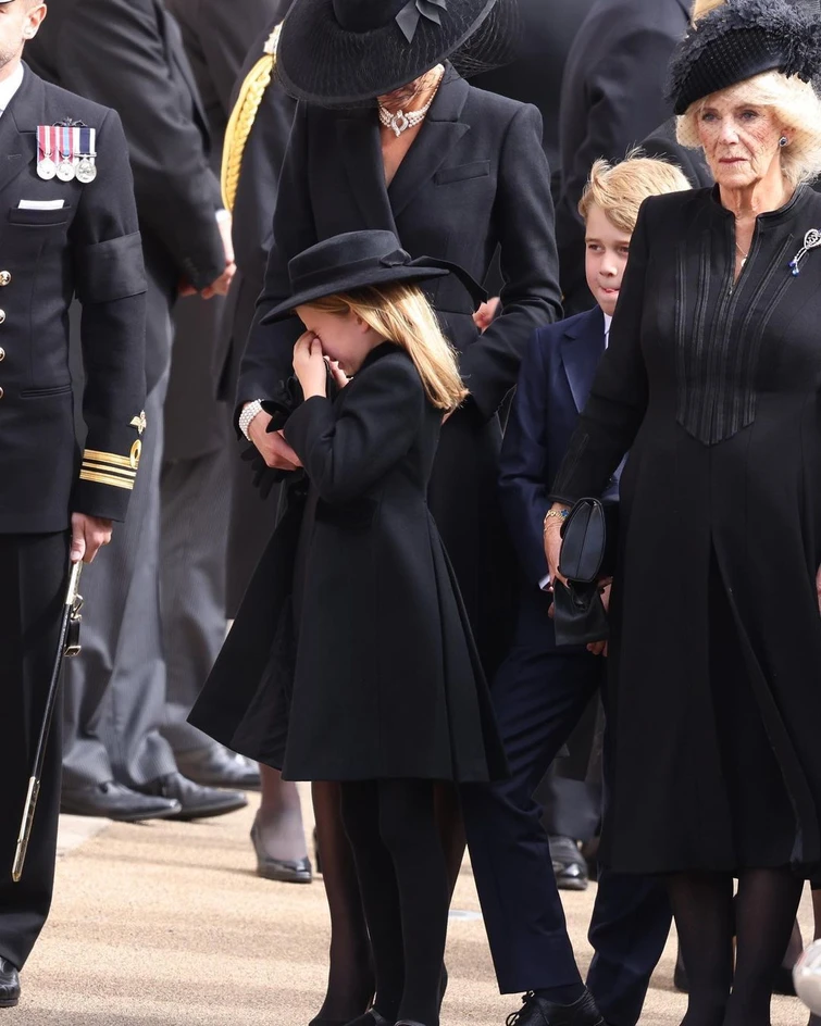 Le lacrime della principessina Charlotte ai funerali della bisnonna Regina