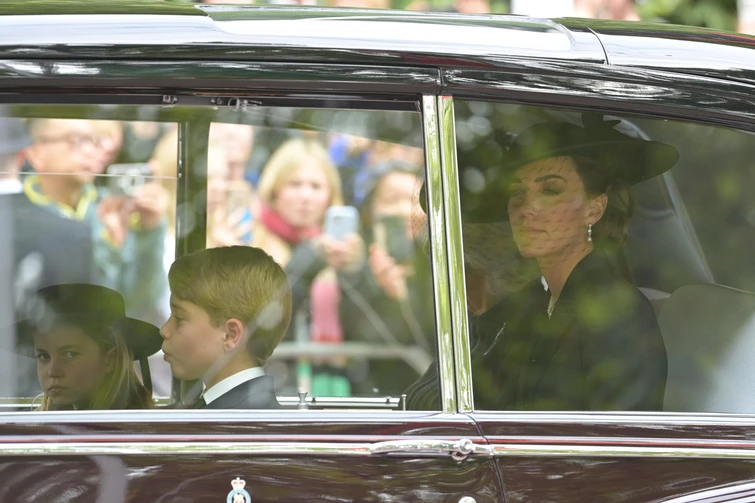 Le lacrime della principessina Charlotte ai funerali della bisnonna Regina