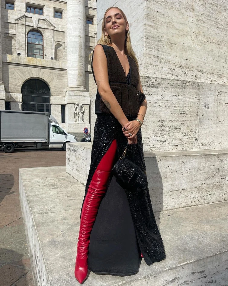 Chiara Ferragni super sexy alla Milano Fashion Week quel maglioncino fa impazzire i fan