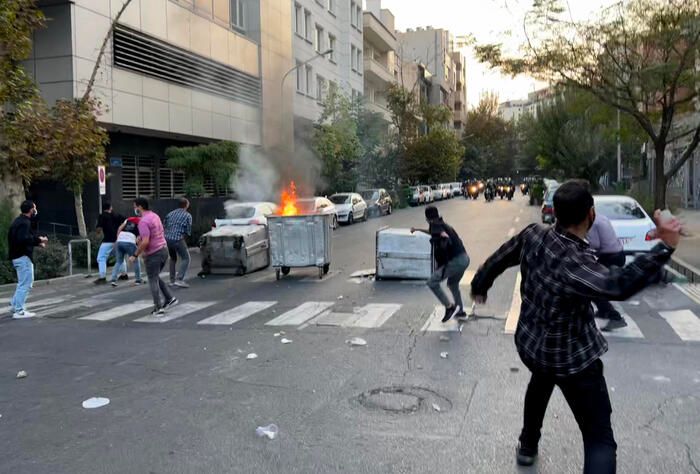 Iran le proteste continuano