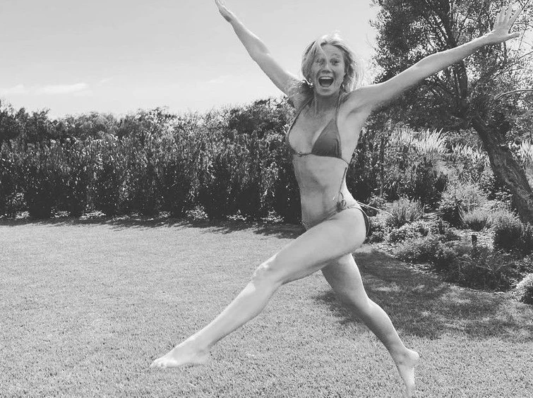 Gwyneth Paltrow festeggia i 50 anni con uno spettacolare scatto in bikini