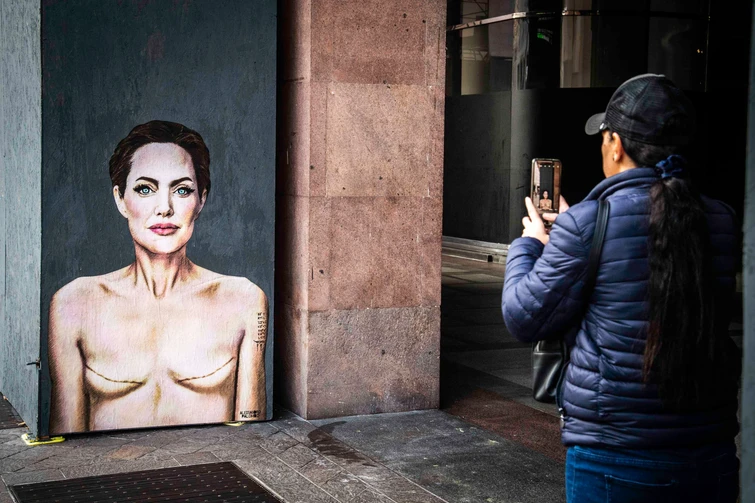 Angelina Jolie con i segni della mastectomia un murale a Milano celebra così la lotta ai tumori