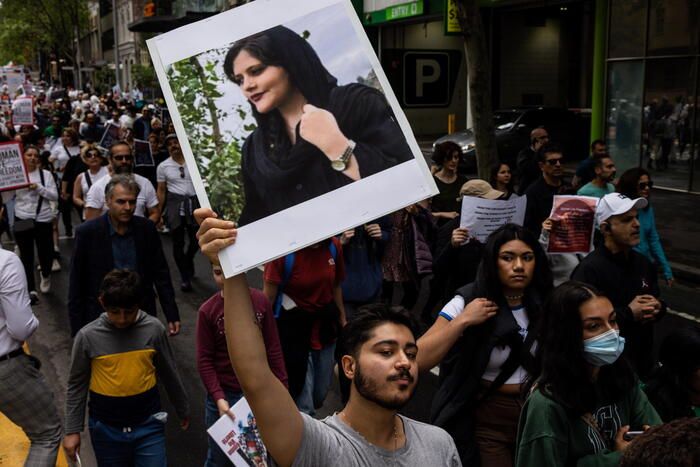 Iran proteste continuano il caso di Nazila Maroufian