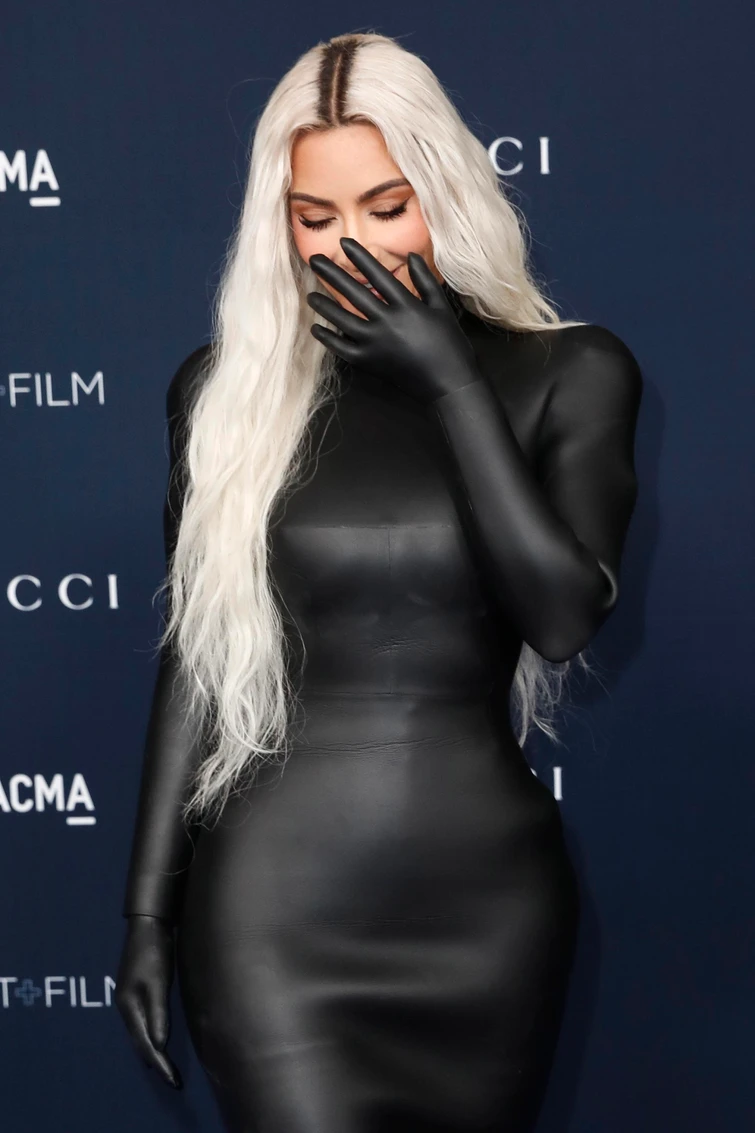 Kim Kardashian in microbikini sui social ma il fotoritocco è maldestro