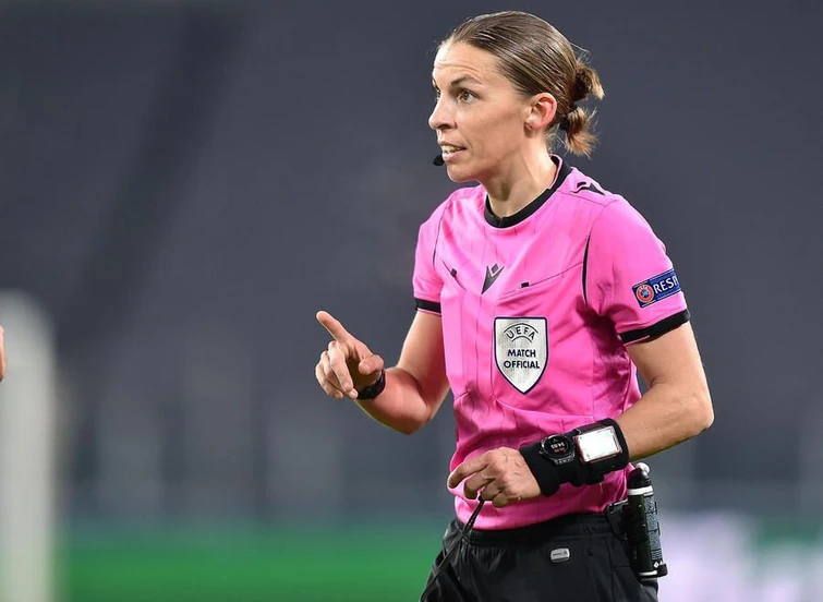 Stephanie Frappart il primo arbitro donna in un Mondiale di calcio