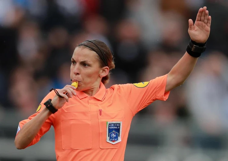 Stephanie Frappart il primo arbitro donna in un Mondiale di calcio