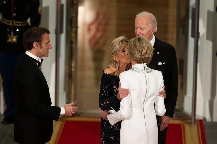 Quel lungo abbraccio fra Jill Biden e Brigitte Macron perché le due first lady si piacciono tanto