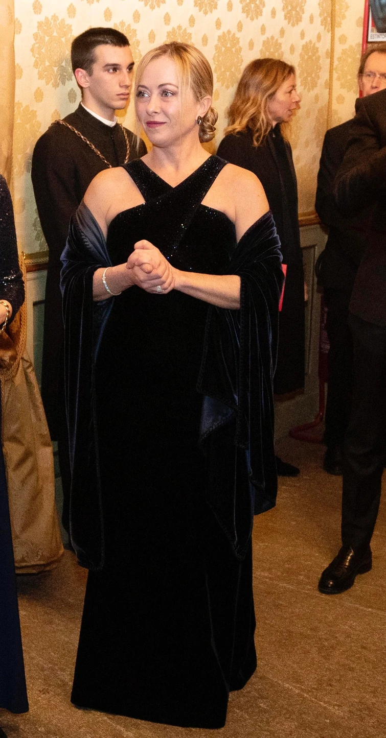 Tutti gli outfit della prima della Scala la battuta di Giorgia Meloni sul suo abito Armani