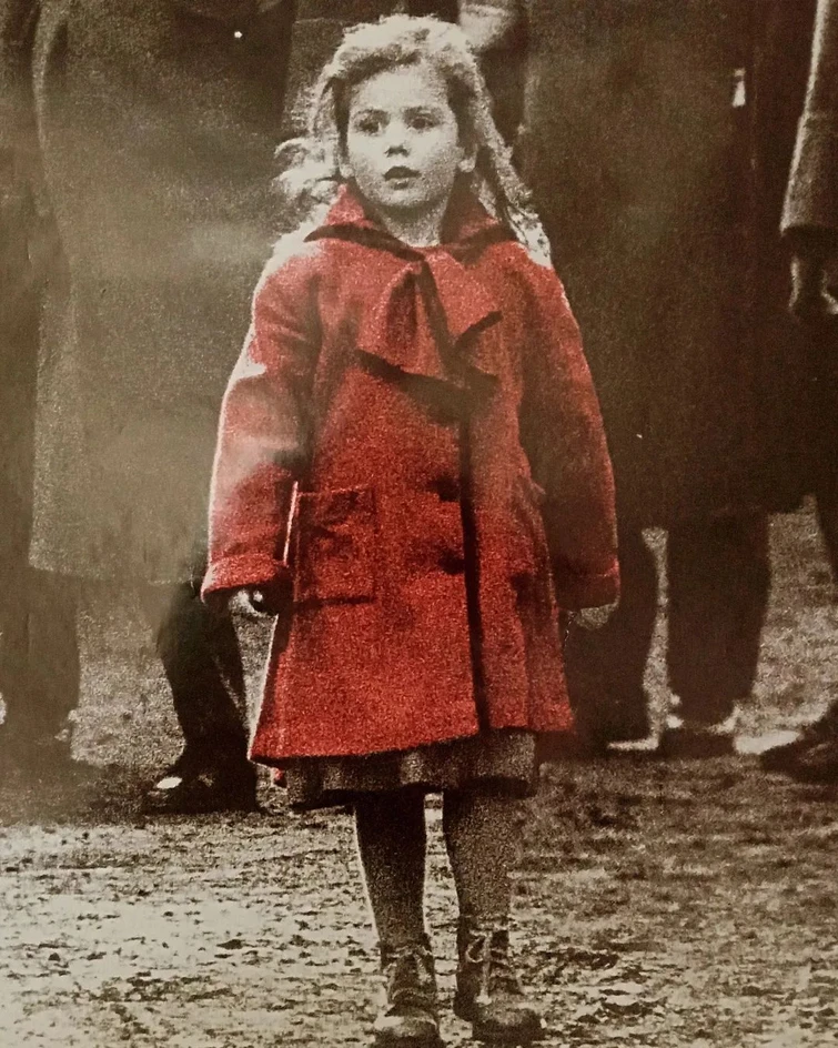 Schindlers List vi ricordate la bambina col capottino rosso nel film di  Spielberg Ecco che cosa fa oggi