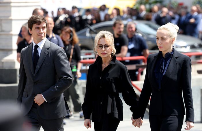 La ricomparsa di Veronica Lario anche se in seconda fila protagonista al funerale dellex marito Silvio Berlusconi