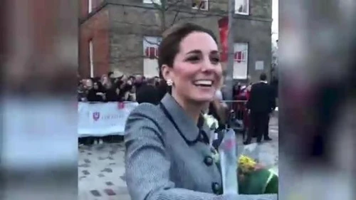 Ciao Kate Middleton saluta in italiano una fan