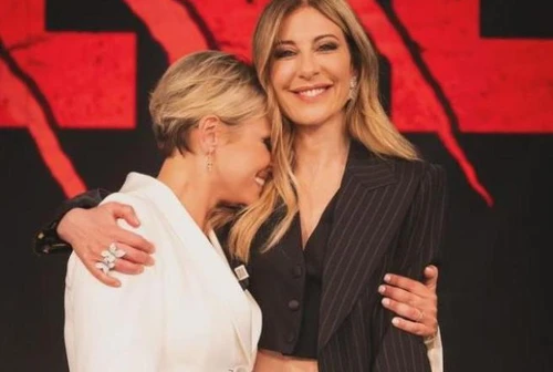 Francesca Pascale e labbraccio caloroso con Fagnani la reazione della moglie Paola Turci