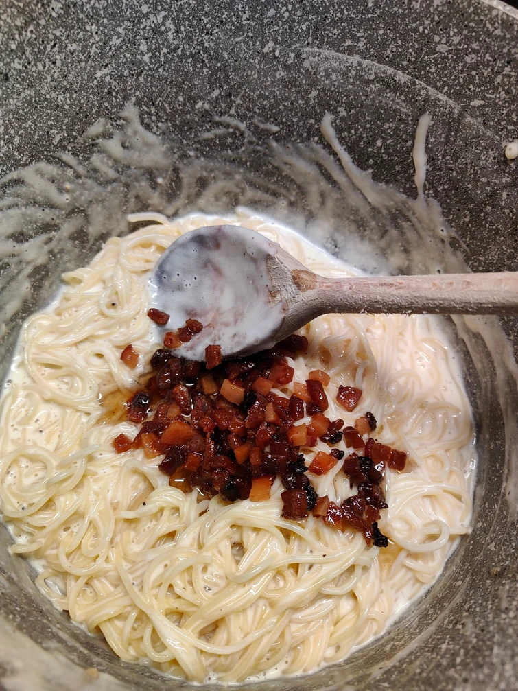 Spaghetti gratinati alla carbonara lalternativa alla ricetta della tradizione culinaria romana