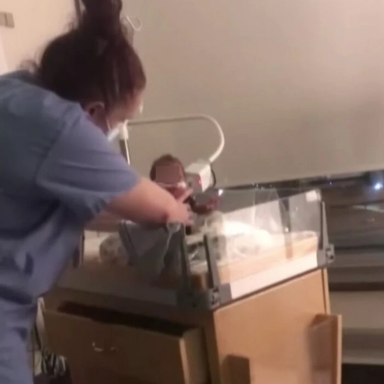 Una 14enne single partorisce 3 gemelle premature La sua storia tocca il cuore di uninfermiera che fa qualcosa di incredibile