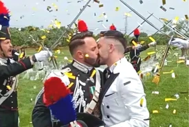 Nozze gay in alta uniforme e picchetto donore la storia di Angelo e Giuseppe abbatte ogni stereotipo