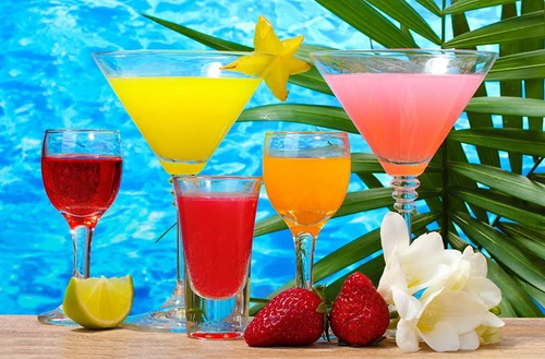 Feste e cocktail in piscina galateo del divertimento tra spruzzi dacqua e bagni di sole