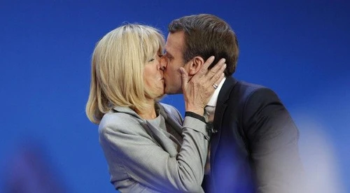Emmanuel Macron e Brigitte sempre a sbaciucchiarsi come adolescenti Le rivelazioni che distruggono unamicizia