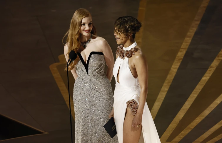 Nicole Kidman e Halle Barry si prendono la scena degli Oscar 2023 e lasciano senza fiato per bellezza e spacchi vertiginosi