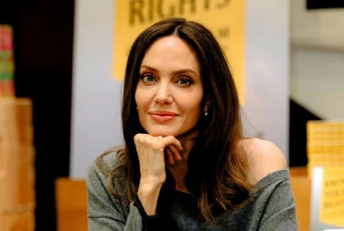 Angelina Jolie sciocca tutti Mi sono pentita di aver fatto lattrice tornassi indietro