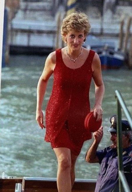 I revenge dress e quelle piccole grandi vendette che Lady Diana sapeva prendersi con la scelta di un abito