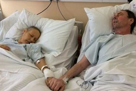 Uniti fino alla morte mano nella mano la foto dei 2 coniugi colpiti da tumore commuove il mondo