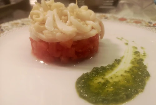 Le ricette dello chef Massimo Biale Julienne di seppia su concasse di ramati e gocce di pesto