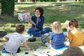 La maestra di Prato che legge libri ai piccoli alunni nel parco attaccata dal sindacato La polemica incredibile