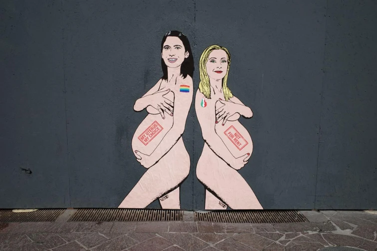 Elly Schlein e Giorgia Meloni ritratte nude e incinte sui muri di Milano Ecco perché il murale è stato rimosso