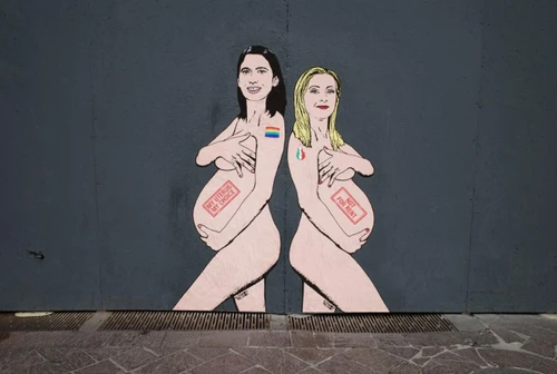 Elly Schlein e Giorgia Meloni ritratte nude e incinte sui muri di Milano Ecco perché il murale è stato rimosso