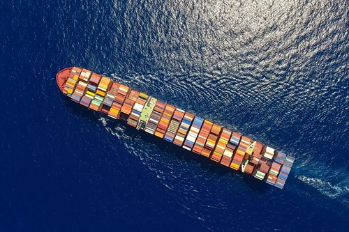 Il mondo marittimo verso un futuro sempre più sostenibile ma cè chi attacca le navi da crociera