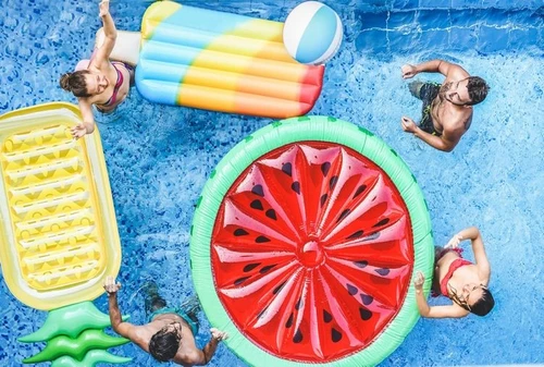 Feste e cocktail in piscina galateo del divertimento tra spruzzi dacqua e bagni di sole