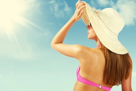 Estate proteggere i capelli da sole sabbia cloro e salsedine