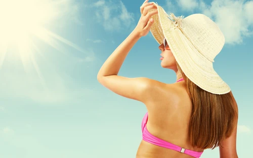 Estate proteggere i capelli da sole sabbia cloro e salsedine