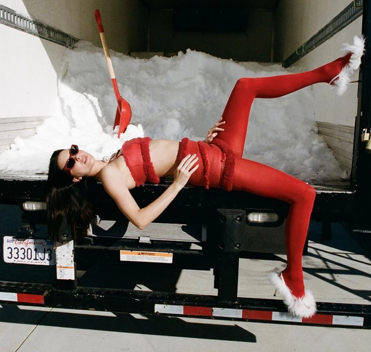 Kendall Jenner nuda e addobbata come un albero di Natale le Feste molto furbe del marchio di abbigliamento
