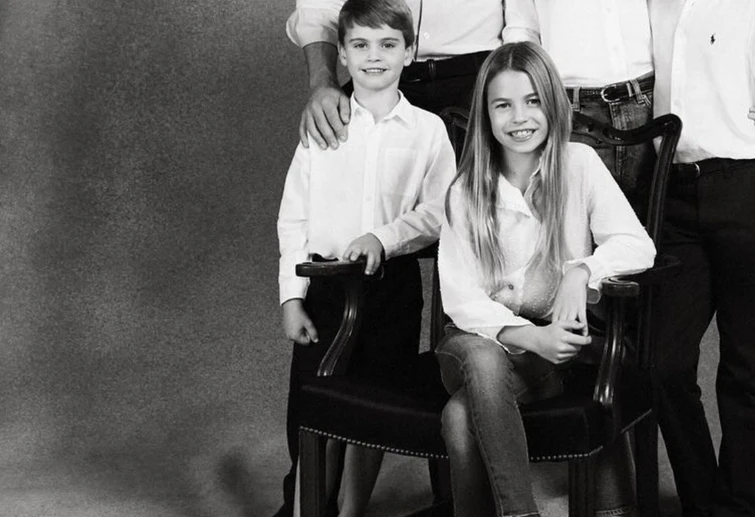 William e Kate la gaffe natalizia nella foto mancano la gamba del principe e un dito del piccolo Louis Troppo photoshop