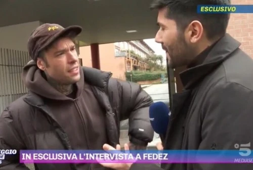 Fedez teso e preoccupato fermato per strada Secondo voi ho voglia di giocare sulla pelle dei miei figli