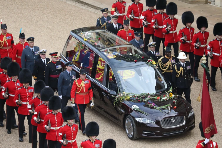 Svelata la cifra astronomica ecco quanto sono costati i funerali della regina Elisabetta ai sudditi E lincoronazione di Carlo