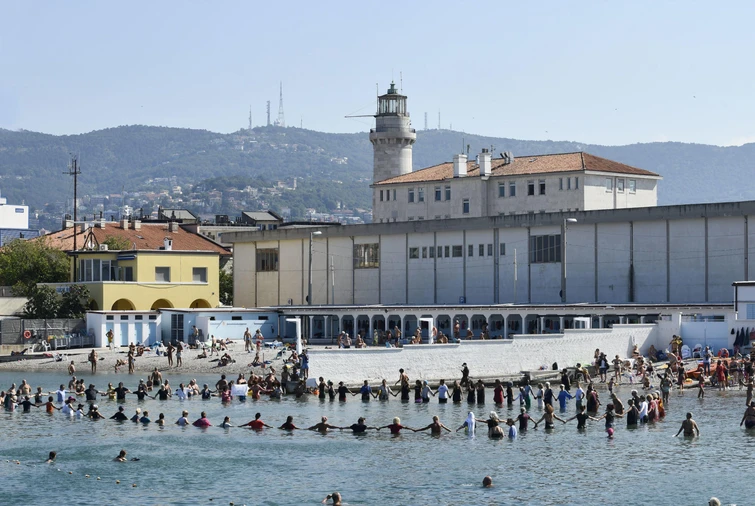 Burkini polemica a Trieste